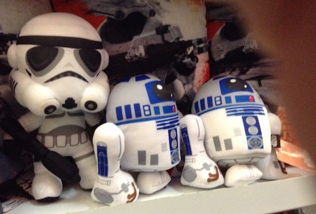 BONEKA. Dapatkan versi boneka dari Stormtrooper dan R2-D2. 