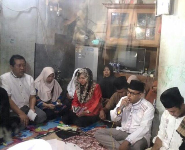 TAHLILAN. Happy Fatima, istri Wakil Gubernur DKI Jakarta nonaktif Djarot Saiful Hidayat mengikuti upacara 7 hari kematian Hindun di Jakarta Selatan pada Senin, 13 Maret. Ursula Florene/Rappler 