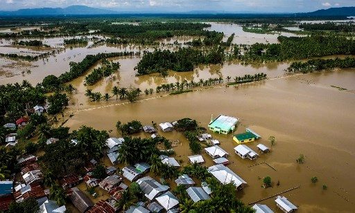 Banjir yang dipicu oleh Badai Tembin merendam wilayah selatan Mindanao, Sabtu (23/12). Foto oleh FERDINANDH CABRERA / AFP 