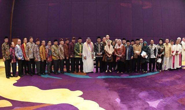LINTAS AGAMA. Presiden Joko Widodo (tengah) dan Raja Salman bin Abdulaziz Al-Saud berfoto bersama dengan 28 tokoh agama disela-sela pertemuan di Jakarta, Jumat, 3 Maret. Raja Salman mengapresiasi kerukunan antar umat beragama di Indonesia. Foto oleh Laily Rachev/Biropers-Setpers 