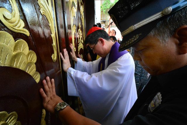 HOLY DOOR. Manila Archbishop Luis Antonio Cardinal Tagle opens the Holy Door of Mercy at the Manila City Jail on Holy Wednesday, March 23, 2016. Photo by Noli Yamsuan/Archdiocese of Manila 