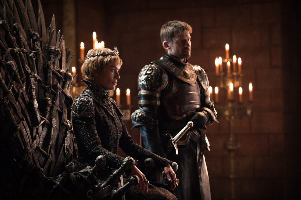 MEMINANG CERSEI. Jamie dan Cersei Lannister tengah mendengarkan pinangan dari Euron Greyjoy sebagai syarat sekutu di antara keduanya. Foto oleh HBO 