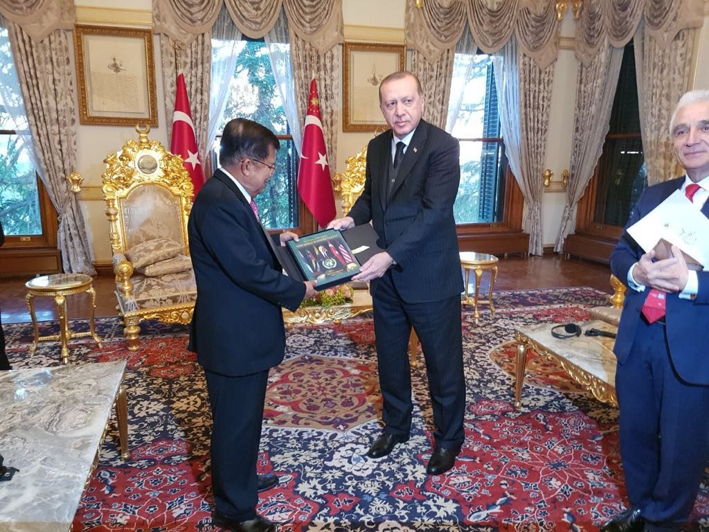 Wakil Presiden Jusuf Kalla bertemu dengan Presiden Turki Recep Tayyip Erdogan, Jumat (20/10). Foto Istimewa. 