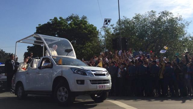 Pope Francis passes through Roxas Boulevard on his way to the Villamor Air Base. Rappler photo
