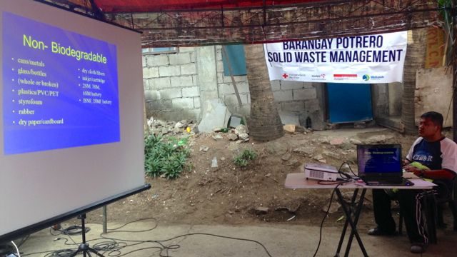 INFO CAMPAIGN. Residents of Barangay Potrero in Malabon learn about the proper ways to segregate their trash. Photo by Katerina Francisco/Rappler 