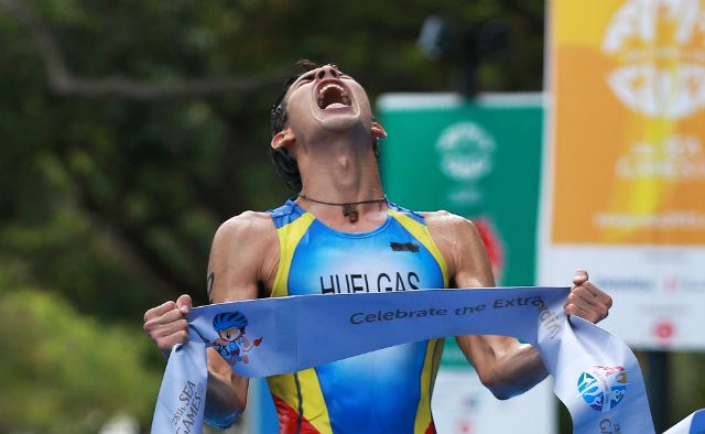 Nikko Huelgas exalts after finishing first in the men's triathlon event. Photo by Singapore SEA Games Organising Committee/Action Images via Reuters 