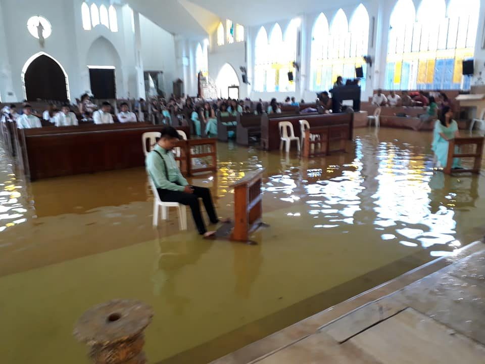 FLOOD. Family and friends submerged in water during the wedding. Photo from Tere Bañarez Bautista   