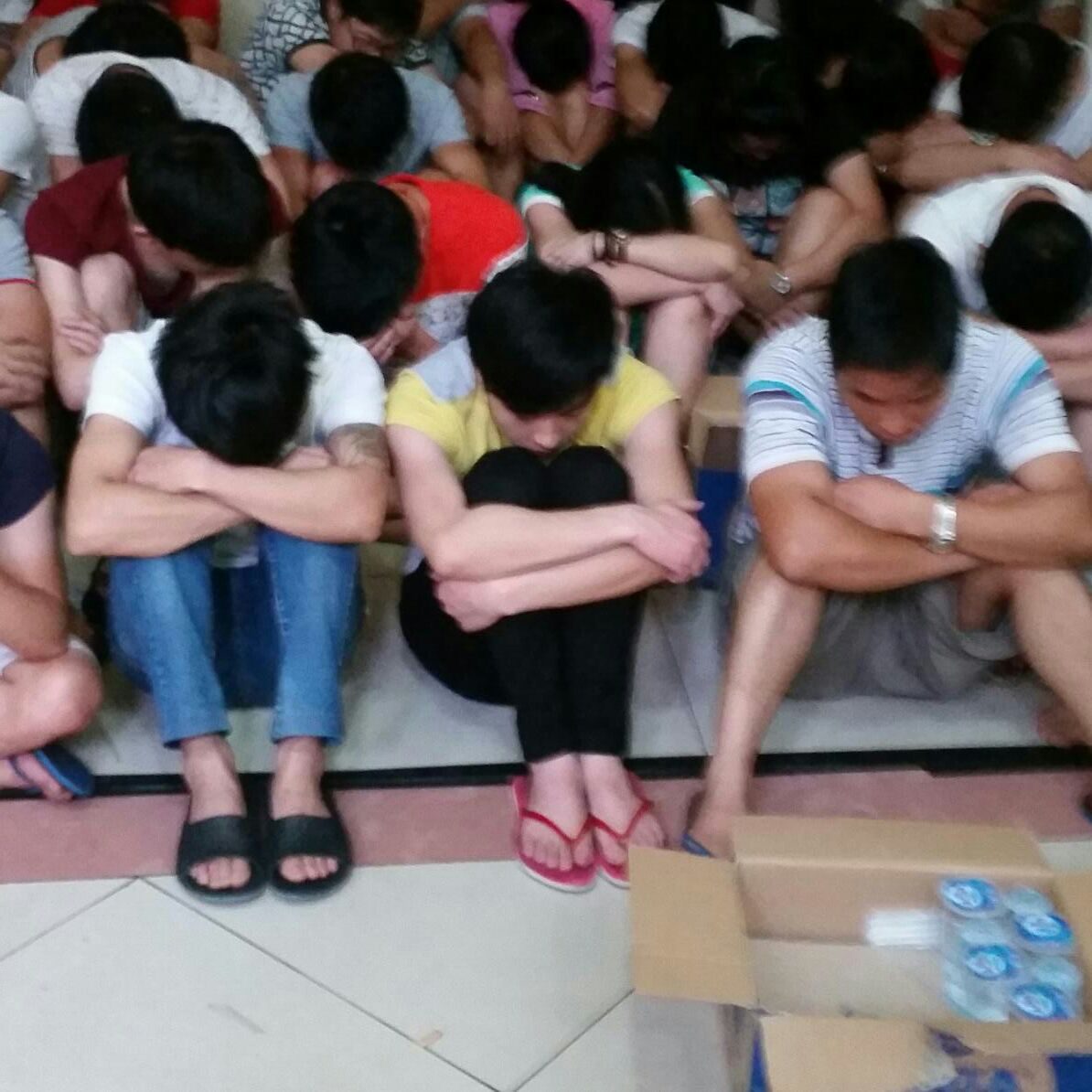 Puluhan WN Tiongkok ditemukan saat polisi menggerebek sebuah rumah di Perumahan Mediterania Golf, Pantai Indah Kapuk, Jakarta Utara, Jumat (31/7) lalu. Mereka diduga melakukan kejahatan cyber. Foto oleh Felicia Santoso 