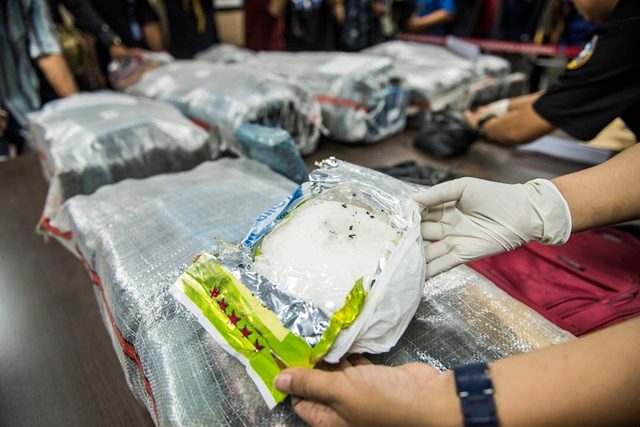 Petugas menunjukkan narkotika jenis sabu saat gelar barang bukti narkotika di Badan Narkotika Nasional (BNN), Jakarta, Kamis 7 Januari. Foto oleh M Agung Rajasa/ANTARA  