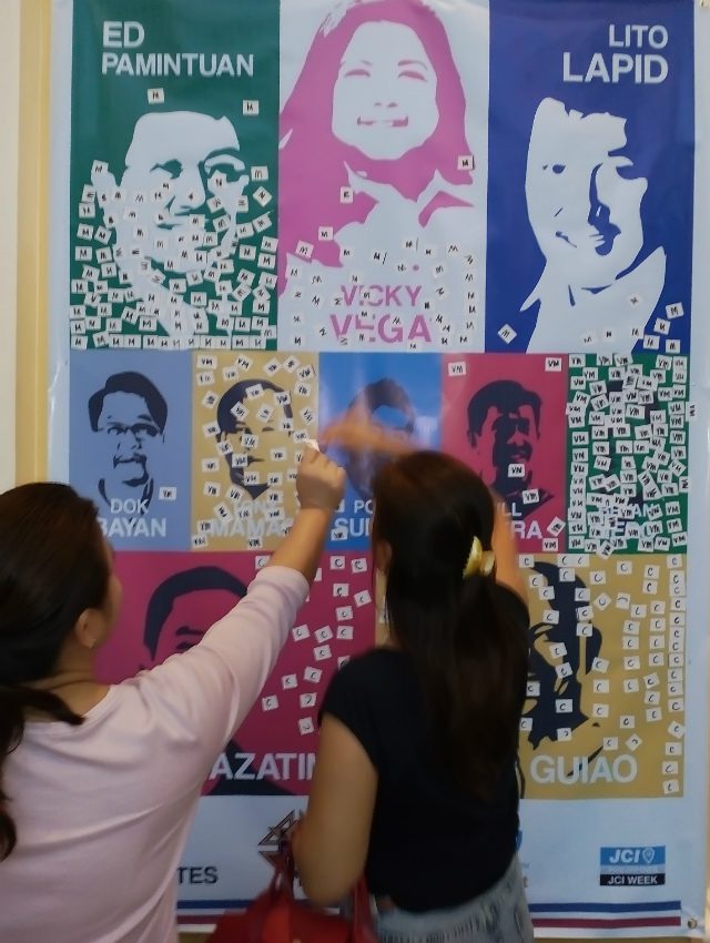 YOUTH VOTE. Incumbent Mayor Ed Pamintuan leads in the sticker poll outside the forum venue. Lawyer Bryan Nepomuceno and Yeng Guiao lead the mock polls in the vice mayoral and congressional races, respectively. Photo by Wenri Deguzman/ Rappler   