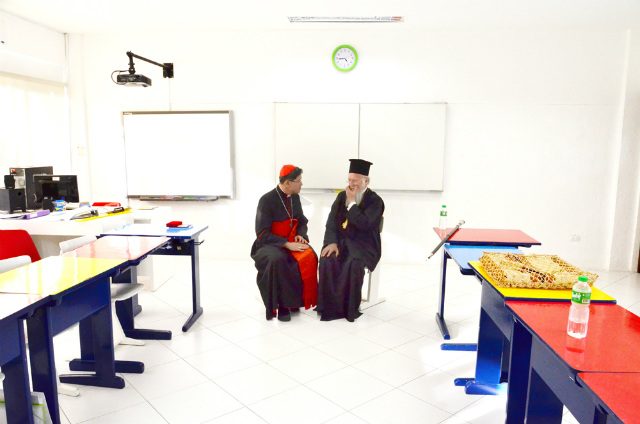 INFORMAL MEETING. Cardinal Luis Antonio Tagle (left) and Patriarch Bartholomew (right) meet in a classroom at the Lycée Français de Manille, a French school in Parañaque City. Photo by Noli Yamsuan/Archdiocese of Manila 