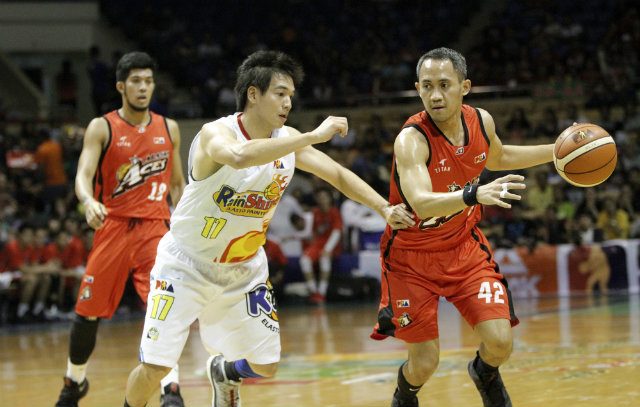 TWICE-TO-BEAT. JVee Casio (R) takes over for Alaska to help them earn the twice-to-beat edge in the Philippine Cup quarterfinals. Photo from PBA Images 