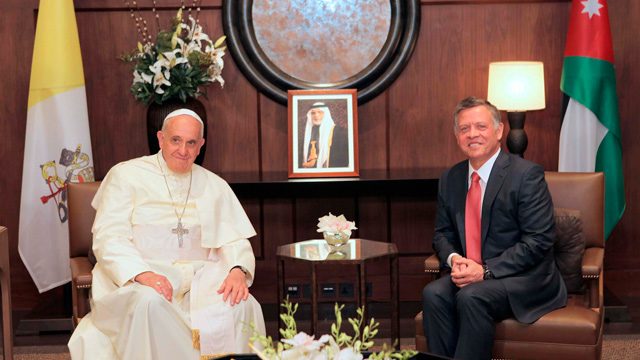 Pope urges Syria peace at start of Mideast pilgrimage