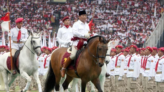Prabowo Subianto (C), head of the Great Indonesia Movement Party (Gerindra) rides a horse as he inspects his party members during a campaign rally in Jakarta, Indonesia, 23 March 2014. The Indonesian General Election Commission (KPU) has endorsed 12 national political parties and three regional parties in the Aceh province to run in legislative and presidential elections on 09 April and 09 July 2014. EPA/ADI WEDA