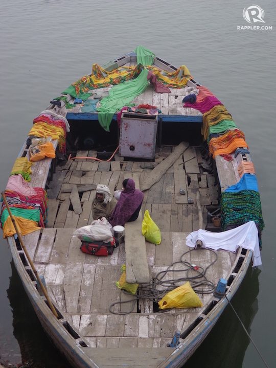 KEHIDUPAN LOKAL. Penduduk lokal di sekiar Sungai Ganga banyak yang menggantungkan hidup dan pendapatan mereka dari sungai tersebut. 
