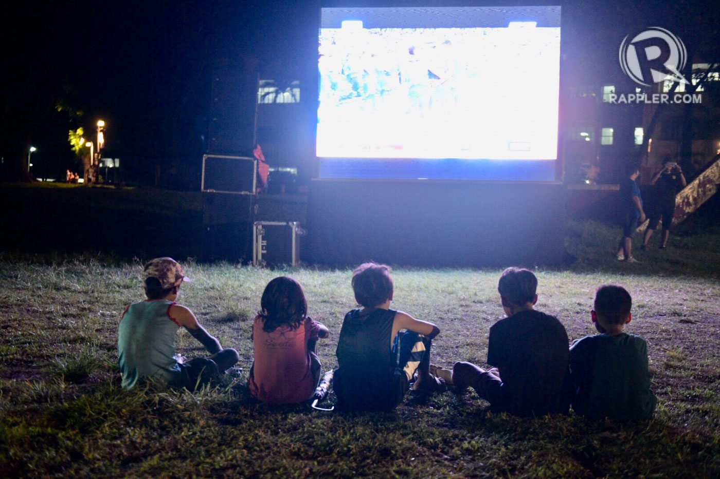 GLUED. The thrilling showdown also gets some kids hooked. Photo by Leanne Jazul/Rappler   