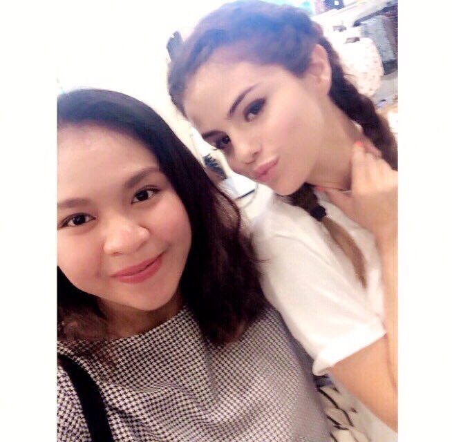 FOTO: Selena Gomez ‘selfie’ bersama penggemar di Grand Indonesia
