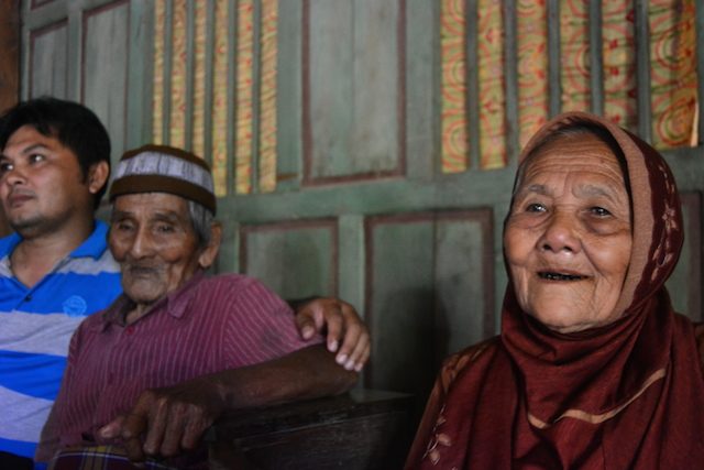 Risdiyanto, Kakek Ponco dan Mbah Sutiyem. Foto oleh Dyah Ayu Pitaloka/Rappler. 