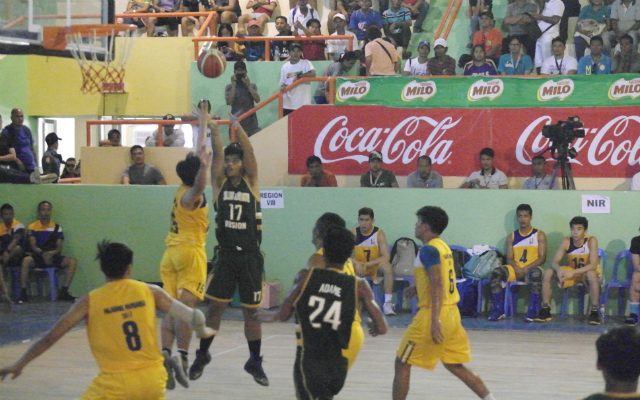 GAME OVER. Luis Lising of CAR (17) shoots a jumpshot over NCR's Gershom Montes (15). Photo by Clarisse Cabinta/ Rappler 