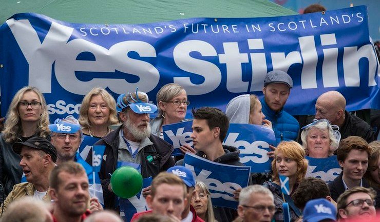 Supporters wait for First Minister Alex Salmond on the campaign trail in Stirling, Scotland, 15 September 2014. EPA