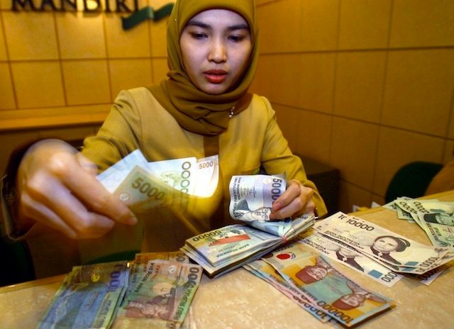SAHAM ASIA.  Mata uang berisiko tinggi melemah terhadap dolar, termasuk rupiah.  Foto oleh EPA 