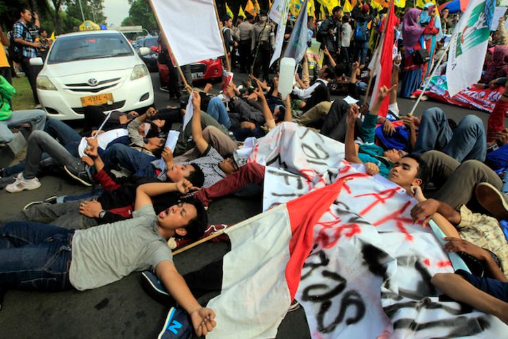 PROTEST. Indonesian students lay down on the street during an anti-fuel price hike protest at the presidential palace in Jakarta on November 18, 2014. Photo by Bagus Indahono/EPA 