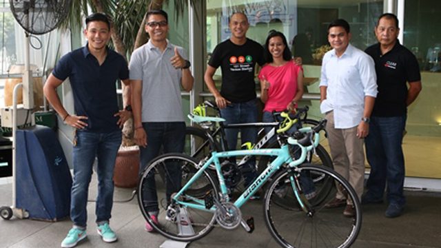 THUMBS UP! L-R: Drew Arellano, Jeffrey Calayag, Coach Miguel, Maridol Yabut, and the previous owners of the bikes. Photo courtesy of AyosDito