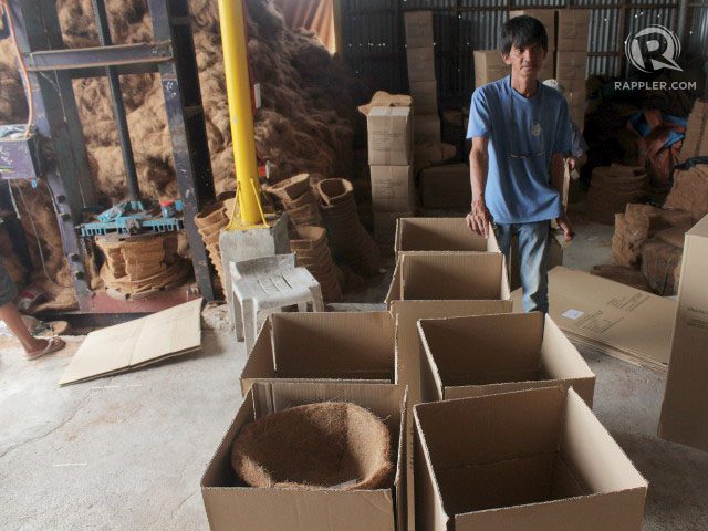 COIR ORDERS. Pilipinas Ecofiber Corporation supplies coir mattings for a US-based company that sells planter baskets. Photo by Mick Basa / Rappler.com