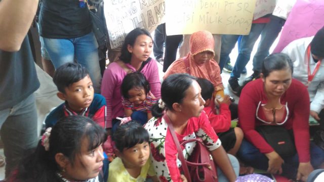 Ibu-ibu dan anak-anak terpaksa mengungsi dari rumah mereka di ecamatan Kubu, Kabupaten Kubu Raya, Kalimantan Barat karena konflik tanah dengan perusahaan perkebunan. Foto oleh Slamet Ardiansyah. 