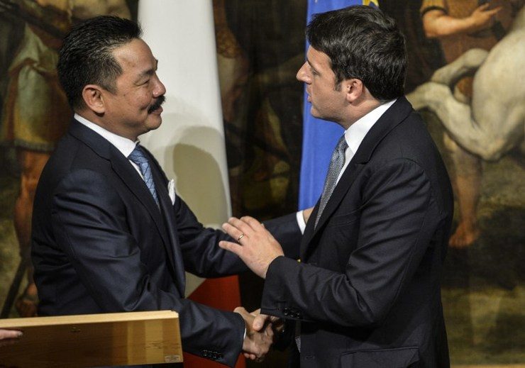 DEAL. Italy's Prime minister Matteo Renzi (R) shakes hands with the president director of Lion Group, Rusdi Kirana, during the signing of an agreement for the supply of 40 aircraft ATR 72, on November 27, 2014, at Palazzo Chigi in Rome. Photo by AFP