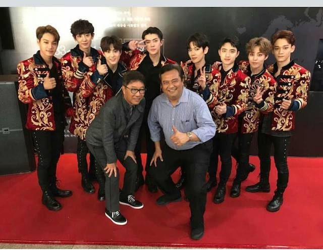 Dubes Indonesia untuk Korea Selatan, Umar Hadi bersama CEO SM Entertainment, Lee Soo Man dan personel EXO sebelum konser di Seoul, 28 Mei. Foto istimewa. 