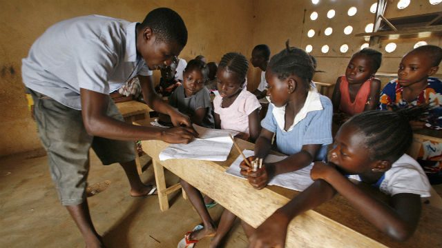 Ebola-hit Sierra Leone delays school reopening