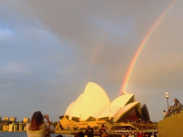 "Penampakan" pelangi ganda di Sydney Opera House. Foto oleh Yetta Tondang/Rappler. 