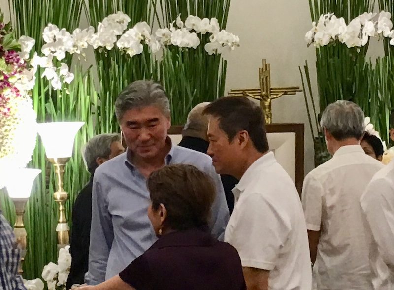DIPLOMAT. US Ambassador to the Philippines Sung Kim pays his last respects to Henry Sy Sr. Photo by Ralf Rivas/Rappler  