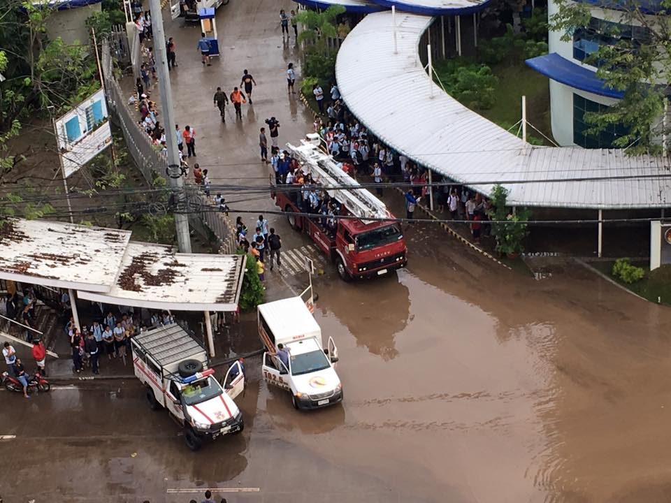 #RESCUEPH. Rescuers evacuate students and faculty who were stranded in the University of Science and Technology of the Philippines (USTP). Photo courtesy of Lionel Amarado  