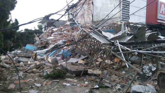 Ledakan di Bekasi yang menghancurkan bangunan Alfamidi dan Pizza Hut. Foto diambil dari @BundaElGar/twitter. 