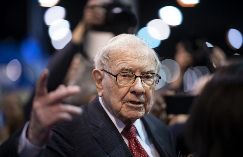 Billionaire Warren Buffett finally gives up his flip phone for an iPhone