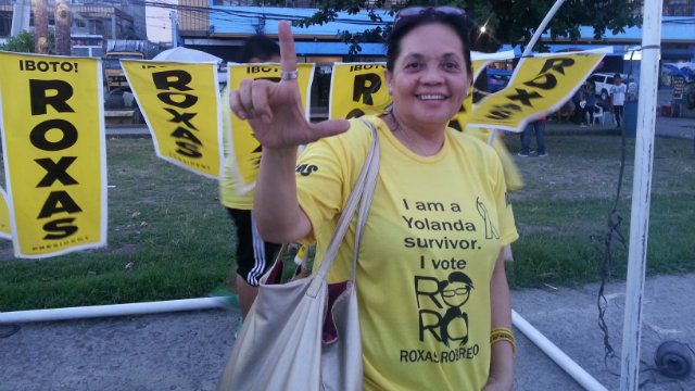 SURVIVOR. Lenny Banez, a volunteer who worked with Mar Roxas after Yolanda, encourages voters to vote for Roxas and Robredo in Tacloban. Image courtesy Jene-Anne Pangue / Rappler 