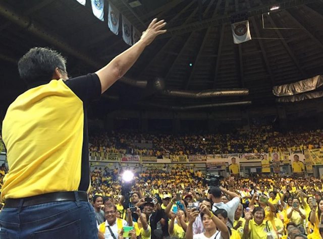 DAANG MATUWID. Mar Roxas explains the importance of sustaining and building on the gains of the Aquino administration. Photo from Roxas-Robredo Twitter page 