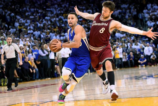 Warriors thump Cavaliers in NBA Finals rematch on Christmas Day