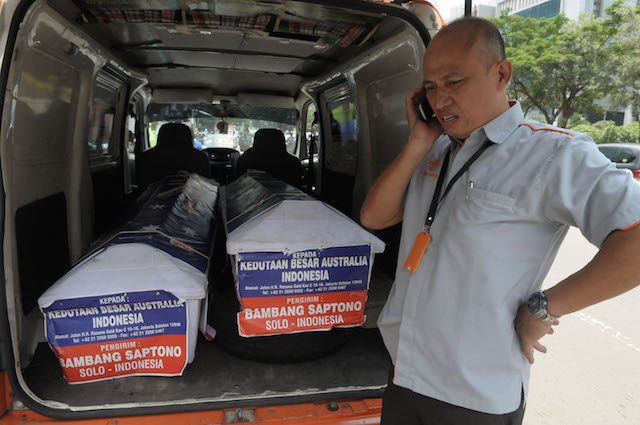 Seorang petugas PT Pos Indonesia sedang kebingungan saat mengantar peti jenazah, karena pihak Kedutaan Besar Australia di Jalan Rasuna Said tak mau menerima paket tersebut. Foto oleh Gatta Dewabrata/Rappler 