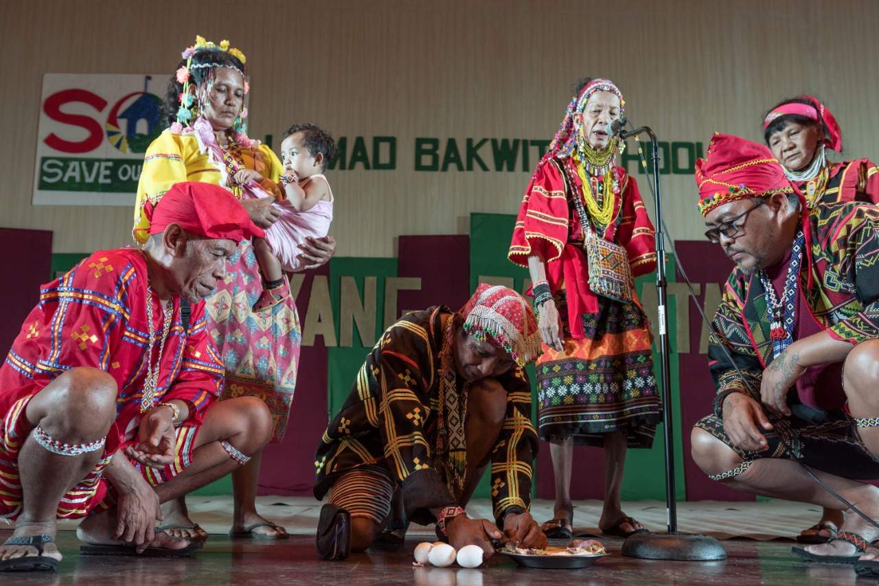 TRADITION. A ritual is held by the elders/datus of the Bakwit School. Photo by Pau Villanueva/Rappler 