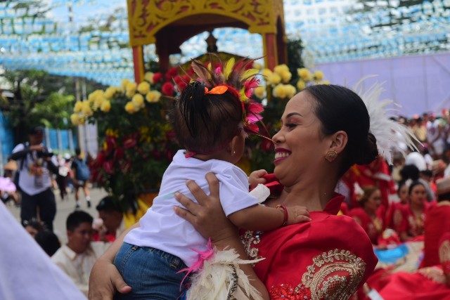 NIÑA. Mabel Julio brings her daughter to the Sinulog Festival. Photo by Eiver Villegas/Rappler  