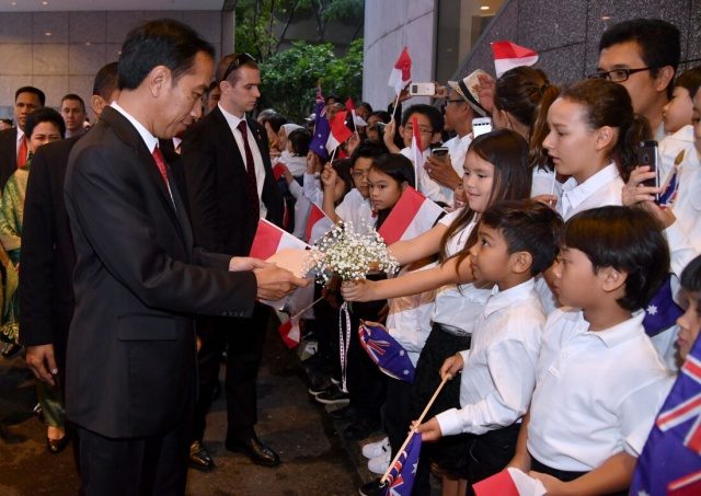 DISAMBUT. Presiden Joko "Jokowi" Widodo menerima surat dan bunga dari anak-anak yang menyambutnya di depan hotel tempat dia menginap selama berada di Sydney. Foto diambil dari akun @setkabgoid 