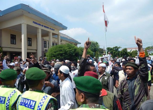 Hundreds turn out to support convicted Indonesian terrorist