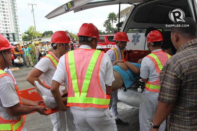 DRILL. Responders simulate earthquake scenarios in Davao City. Photo by Manman Dejeto   
