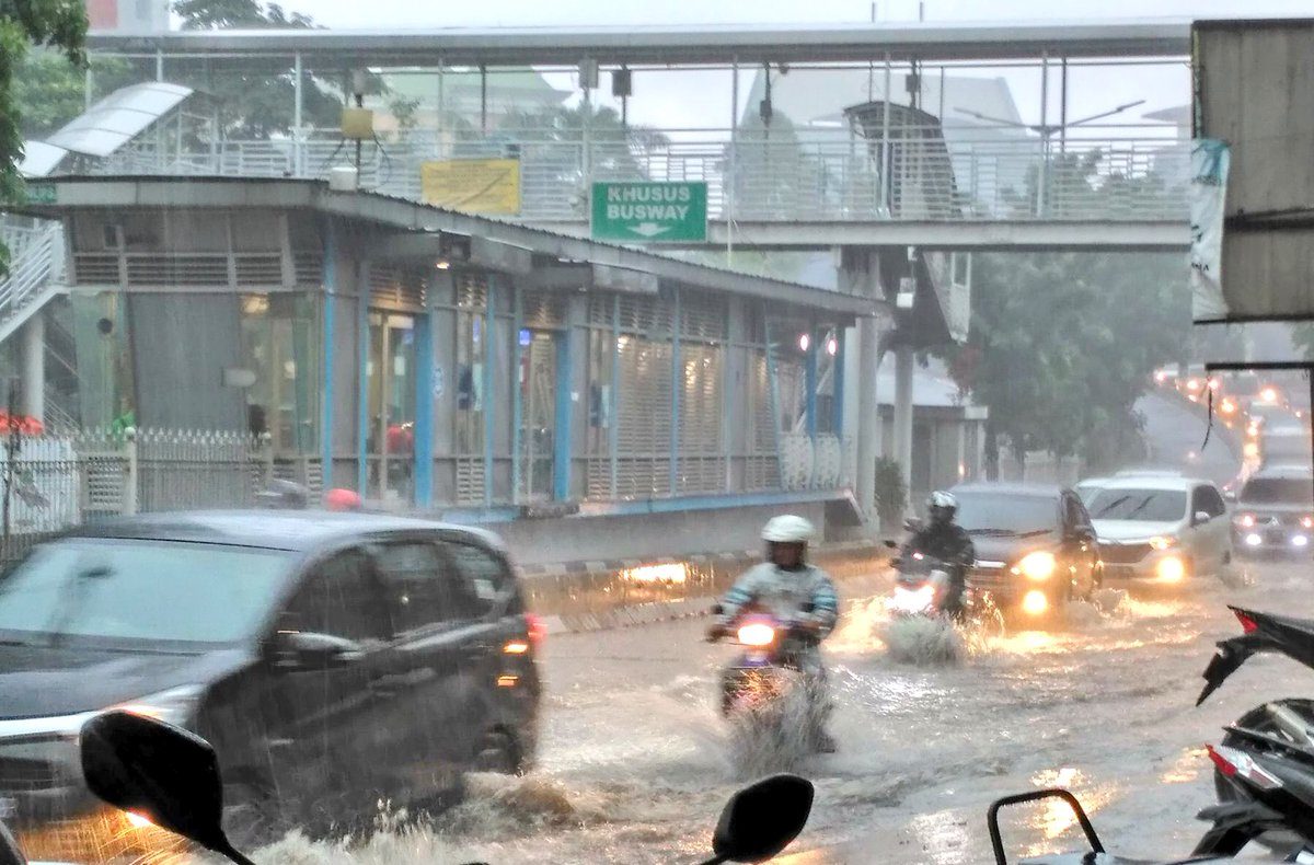 Hujan guyur Jakarta, sejumlah ruas jalan tergenang