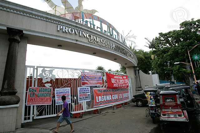 BARRICADED. Supporters of ER Ejercito set up barricades and posted tarpaulins at the gate of the Laguna provincial capitol. Photo by Jose Del/Rappler.