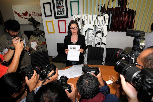 BRAZILIAN CONVICT. Angelita Muxfeldt, 49, shows cousin Rodrigo Gularte's pictures during a press conference in Jakarta in February 2015. Gularte is expected to be executed this month. Photo by EPA 