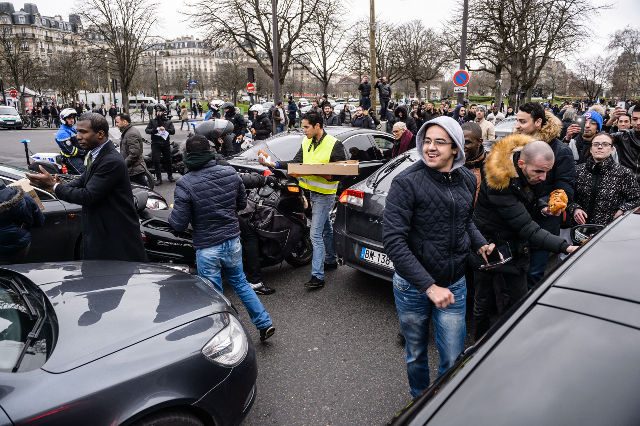 paris tourism protests